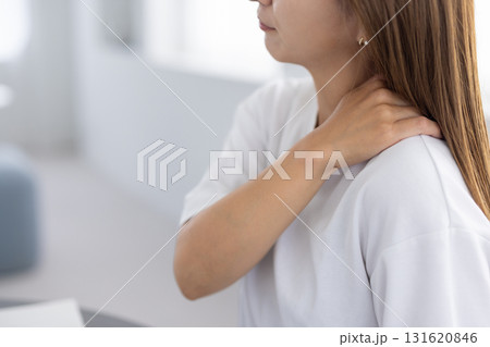 肩に手を当てる女性 131620846