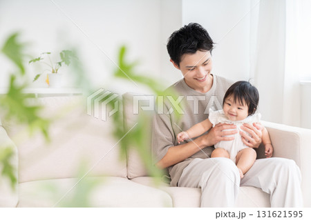 お父さんと赤ちゃん お父さんと赤ちゃん 131621595