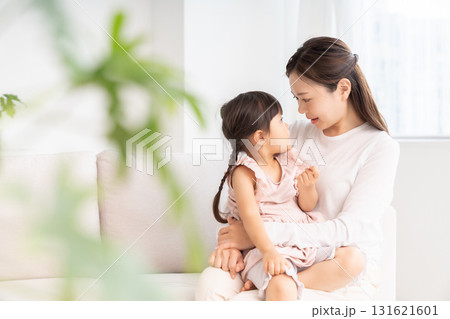 おかあさんと女の子 131621601