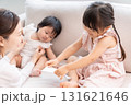 お母さんと赤ちゃんと女の子 131621646