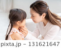 話をするおかあさんと女の子 131621647