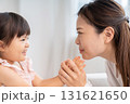 話をするおかあさんと女の子 131621650
