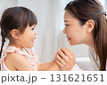話をするおかあさんと女の子 131621651
