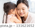 おかあさんと女の子　内緒話 131621652