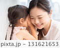 おかあさんと女の子　内緒話 131621653