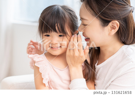 おかあさんと女の子　内緒話 131621658