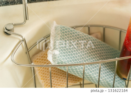 台所のスポンジラックに置かれたスポンジ 131622184