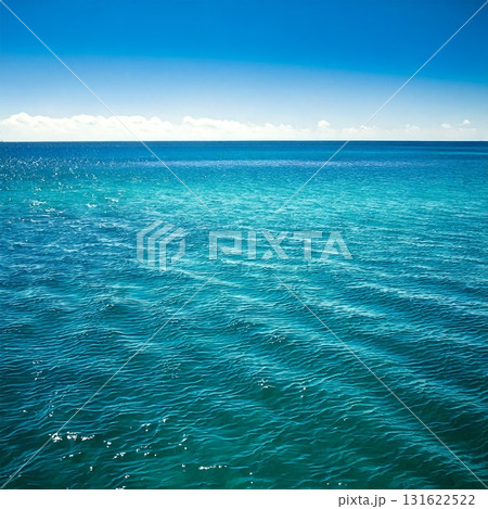 広大で透明な海が広がる清らかなオーシャンビューイラスト 131622522