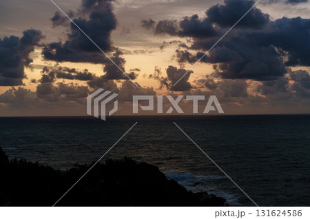 南紀勝浦熊野灘の夜明け 黄金色の空に沸き立つ雲と淡い光を映す海面① 南紀勝浦熊野灘の夜明け 黄金色の空に沸き立つ雲と淡い光を映す海面① 131624586