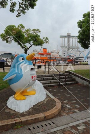 名古屋港水族館前のペンギンポストとポートビル 131624637