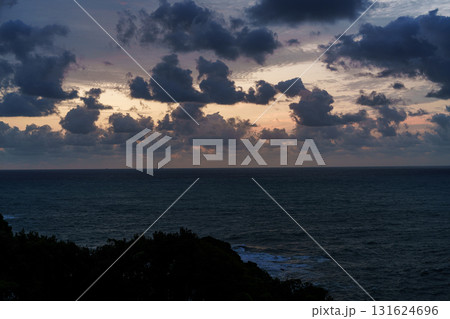 南紀勝浦熊野灘の夜明け 雲間から見える黄金色の空とはっきりしてくる海面の色と水平線 南紀勝浦熊野灘の夜明け 雲間から見える黄金色の空とはっきりしてくる海面の色と水平線 131624696