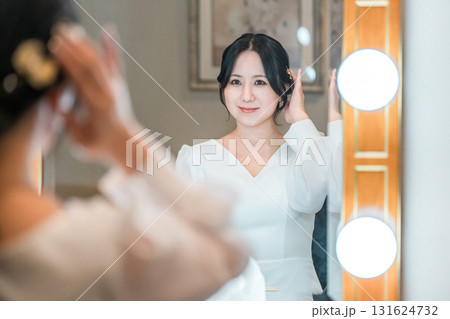結婚式場のブライズルームでメイクをする花嫁,新婦 131624732