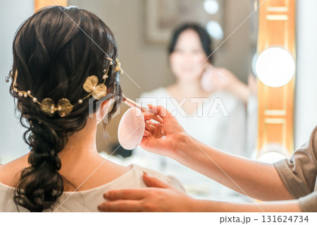ブライズルーム・控え室でメイクをする花嫁・新婦 ブライズルーム・控え室でメイクをする花嫁・新婦 131624734
