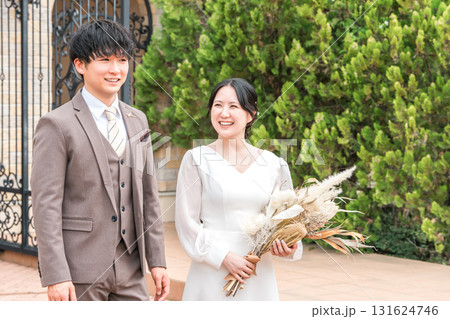 結婚式場を歩く新郎新婦(入場・結婚式・アジア人) 結婚式場を歩く新郎新婦(入場・結婚式・アジア人) 131624746