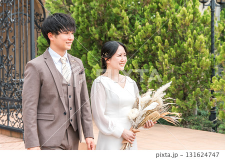 結婚式場を歩く新郎新婦(入場・結婚式・アジア人) 結婚式場を歩く新郎新婦(入場・結婚式・アジア人) 131624747
