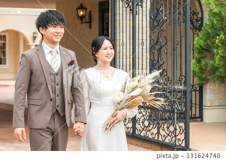 結婚式場を歩く新郎新婦(入場・結婚式・アジア人) 結婚式場を歩く新郎新婦(入場・結婚式・アジア人) 131624748