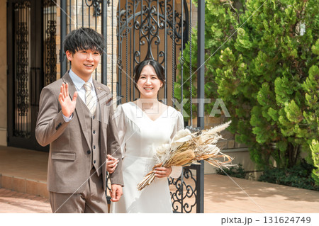 結婚式場を歩く新郎新婦(入場・結婚式・アジア人) 結婚式場を歩く新郎新婦(入場・結婚式・アジア人) 131624749