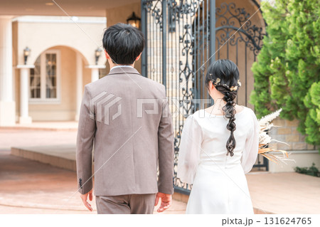 結婚式場を歩く新郎新婦の後ろ姿(入場,結婚式) 結婚式場を歩く新郎新婦の後ろ姿(入場,結婚式) 131624765