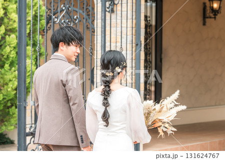 結婚式場を歩く新郎新婦の後ろ姿(入場,結婚式) 結婚式場を歩く新郎新婦の後ろ姿(入場,結婚式) 131624767