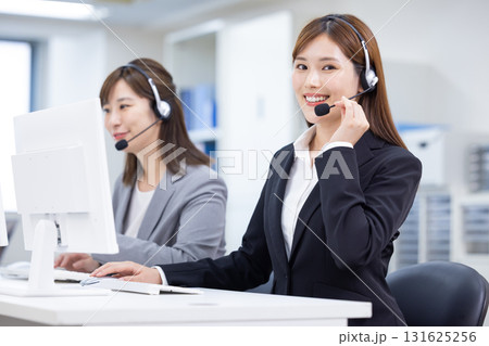 ビジネス　インカムをつけている女性 131625256