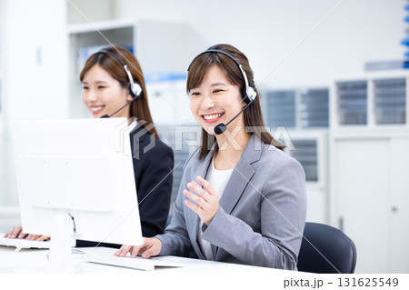 ビジネス インカムをつけている女性 ビジネス インカムをつけている女性 131625549