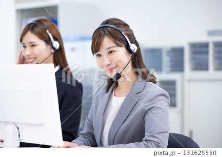 ビジネス　インカムをつけている女性 131625550