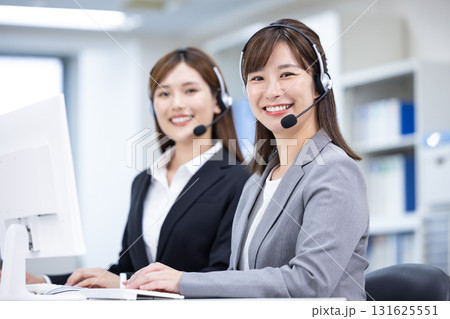 ビジネス インカムをつけている女性 ビジネス インカムをつけている女性 131625551