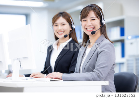 ビジネス　インカムをつけている女性 131625552