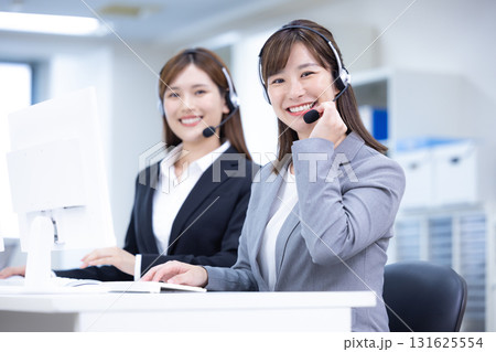 ビジネス　インカムをつけている女性 131625554