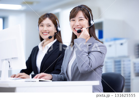 ビジネス インカムをつけている女性 ビジネス インカムをつけている女性 131625555