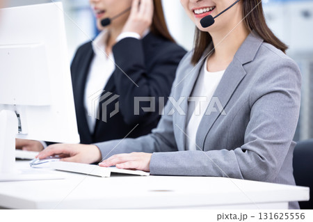 ビジネス インカムをつけている女性の手元 ビジネス インカムをつけている女性の手元 131625556