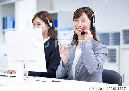 ビジネス インカムをつけている女性 ビジネス インカムをつけている女性 131625557