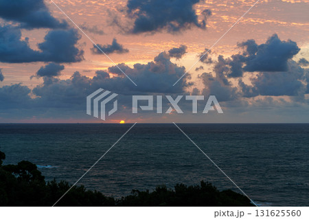 南紀勝浦熊野灘の夜明け　水平線上に顔を出した太陽と上空の美しい朝焼け空② 131625560