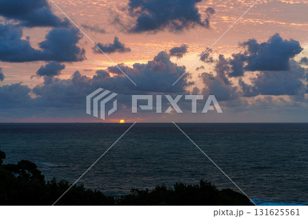 南紀勝浦熊野灘の夜明け　水平線上に顔を出した太陽と上空の美しい朝焼け空③ 131625561