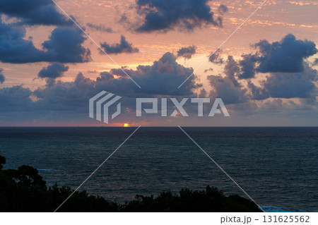 南紀勝浦熊野灘の夜明け　水平線上に顔を出した太陽と上空の美しい朝焼け空➃ 131625562