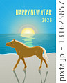 2026年午年　海辺の砂浜を歩く馬の年賀状縦型　初日の出と逆光のデザイン 131625857
