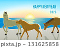 2026年午年　海辺の砂浜を歩く3頭の馬の年賀状横型　初日の出と逆光のデザイン 131625858