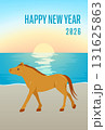 2026年午年　海辺の砂浜を歩く馬の年賀状　縦型のフラットデザイン 131625863