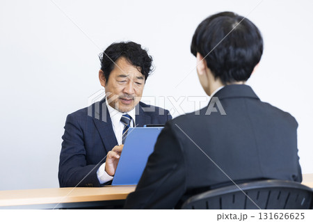 面接をするビジネスマン 131626625