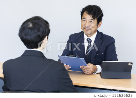 面接をするビジネスマン 131626628
