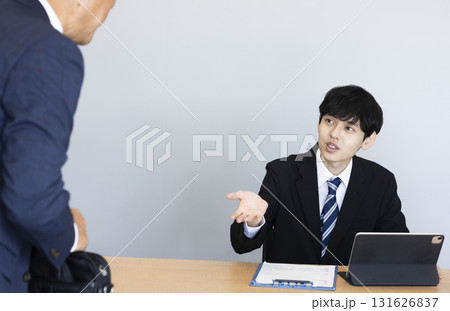 面談をするビジネスマン 131626837