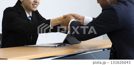 商談をするビジネスマン 商談をするビジネスマン 131626843