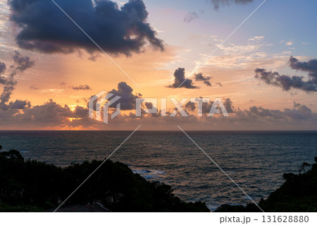 南紀勝浦熊野灘の夜明け 雲間から光条が漏れる朝日と黄金色からライトブルーへ変化する美しい朝焼け空⑤ 南紀勝浦熊野灘の夜明け 雲間から光条が漏れる朝日と黄金色からライトブルーへ変化する美しい朝焼け空⑤ 131628880
