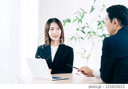 タブレットを見せるビジネスウーマン タブレットを見せるビジネスウーマン 131629221