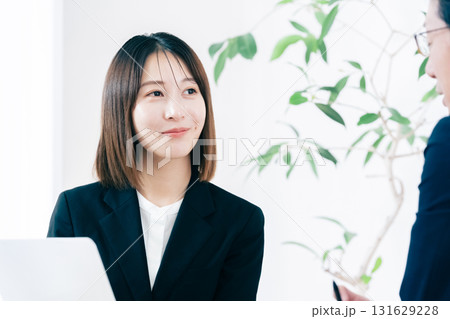 タブレットを見せるビジネスウーマン 131629228