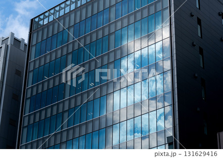 ビルの窓に映る青空 131629416