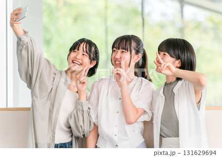 友達と一緒にいる私服姿の小学生,中学生の女の子(スマホ,自撮り) 友達と一緒にいる私服姿の小学生,中学生の女の子(スマホ,自撮り) 131629694
