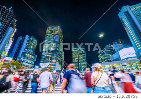日本の東京都市景観10月3日。インバウンド続く…外国人観光客らで賑わう渋谷スクランブル交差点、新時代 131629755
