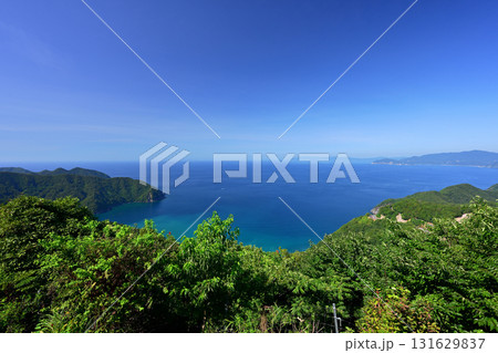 三方五湖レインボーライン山頂公園から見た日本海の景色（福井県三方郡美浜町） 131629837