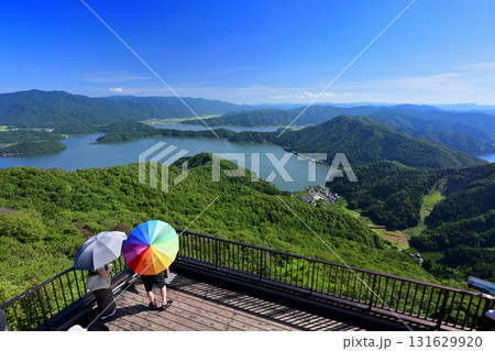 三方五湖レインボーライン山頂公園　若狭テラスから見た三方五湖方面の眺め（福井県三方郡美浜町） 131629920